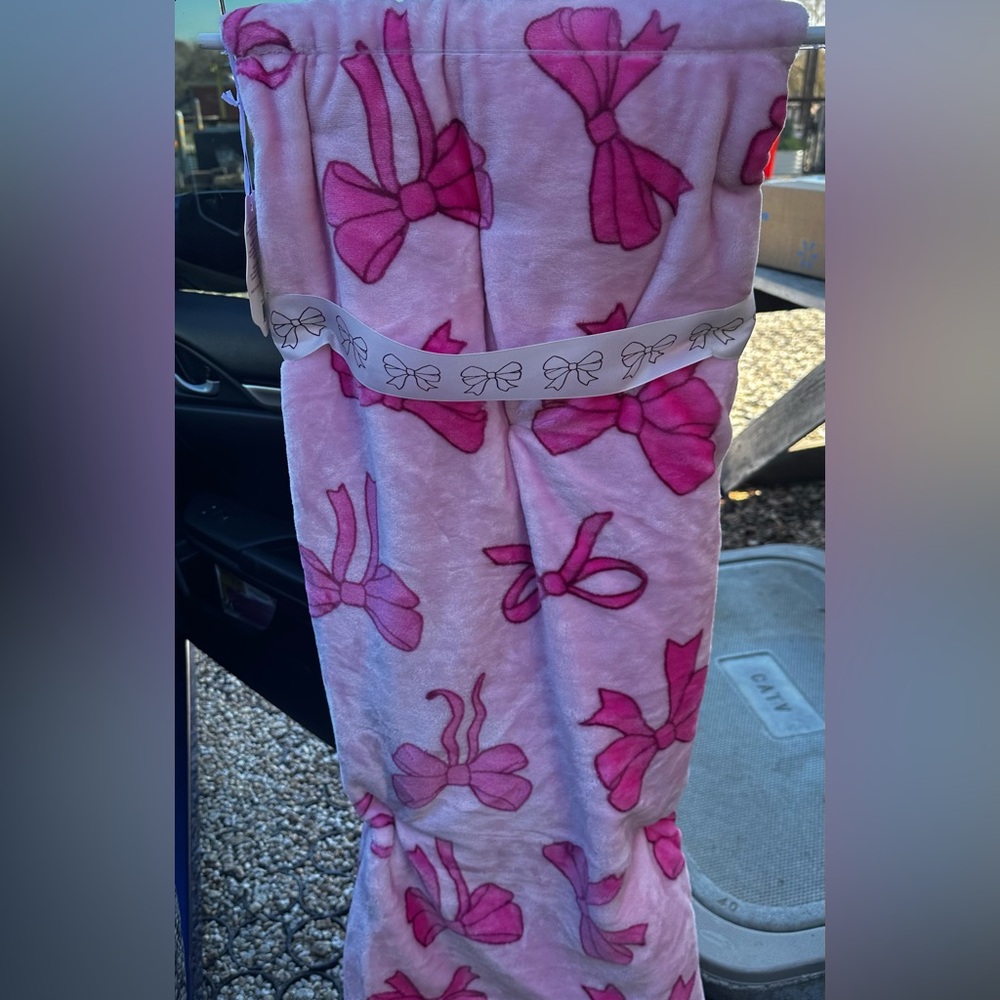 Pink bow blanket, so pretty and soft!